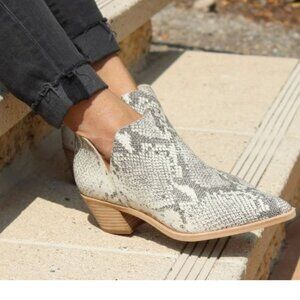 DOLCE VITA sonni python print boots size 8.5